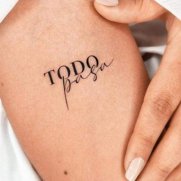 Tatuaje pequeño en tinta negra que dice “TODO pasa”
