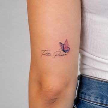 Tatuaje pequeño en la parte posterior del brazo que dice “Tutto Passa” 