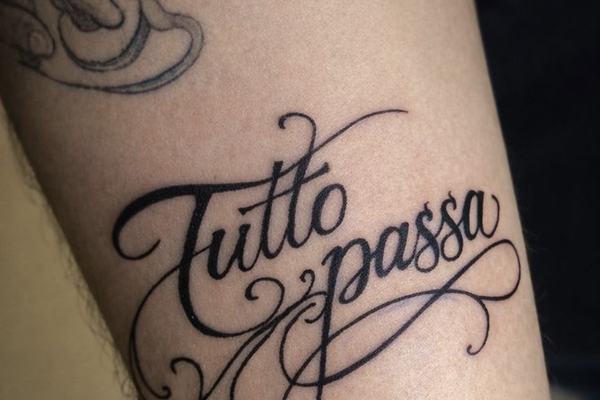 Tatuaje “Tutto Passa” 