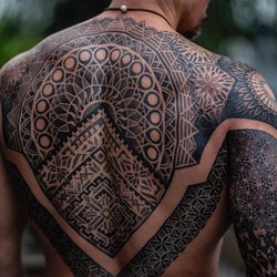 Tatuajes de hombres en la espalda